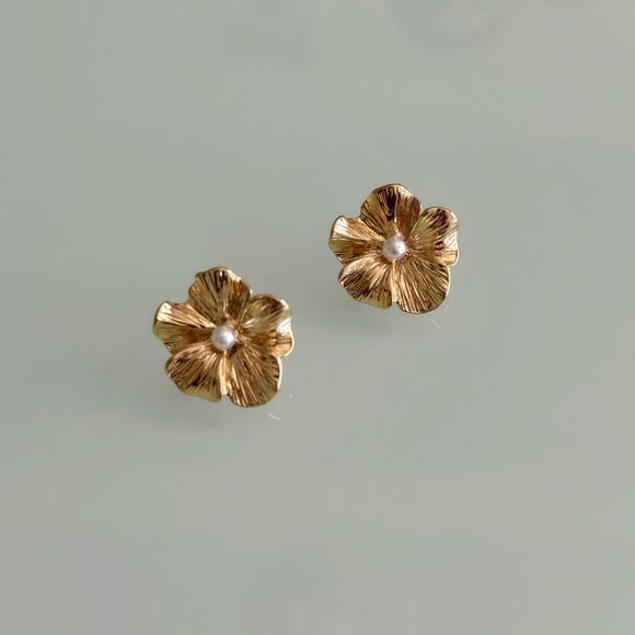 Gold Floral Stud Earrings A1075 - Picture 1 of 4